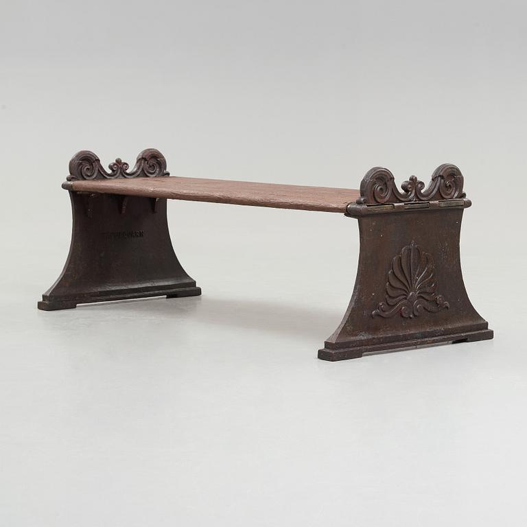 Folke Bensow, A Folke Bensow Swedish Grace cast iron bench 'Parkbänk Nr 1', Näfveqvarns Bruk.