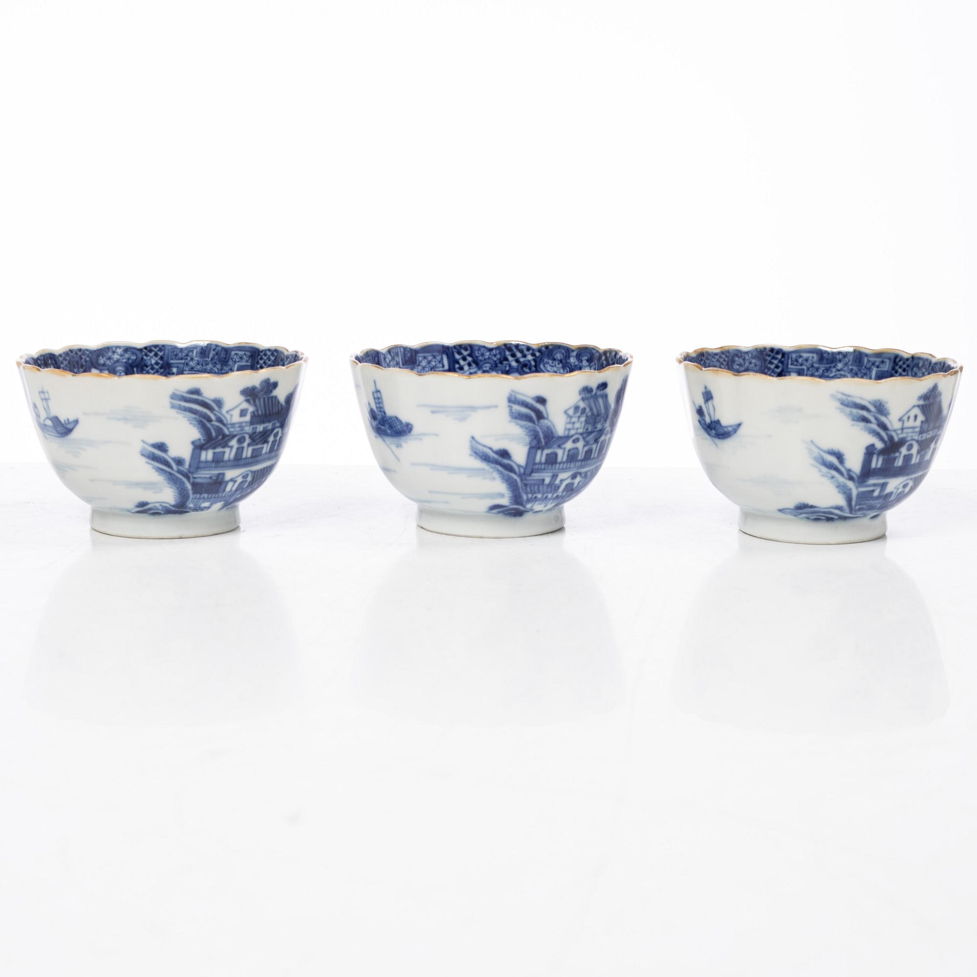 Parti, porslin samt fat i emalj på koppar, nio delar. Qingdynastin, 1700-tal.