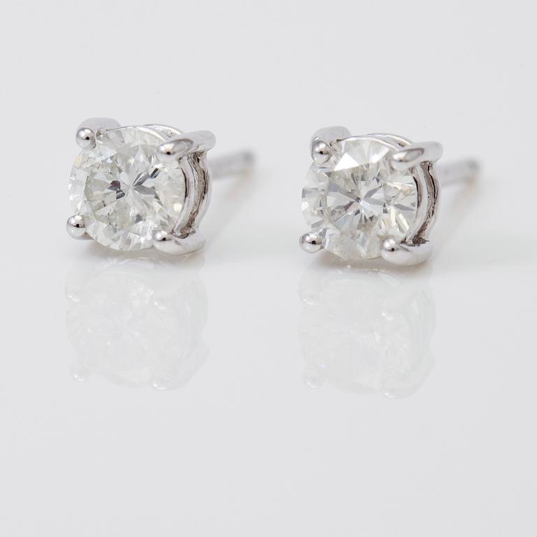 ÖRHÄNGEN, 1 par, solitära briljantslipade diamanter totalt ca 0,74 ct.