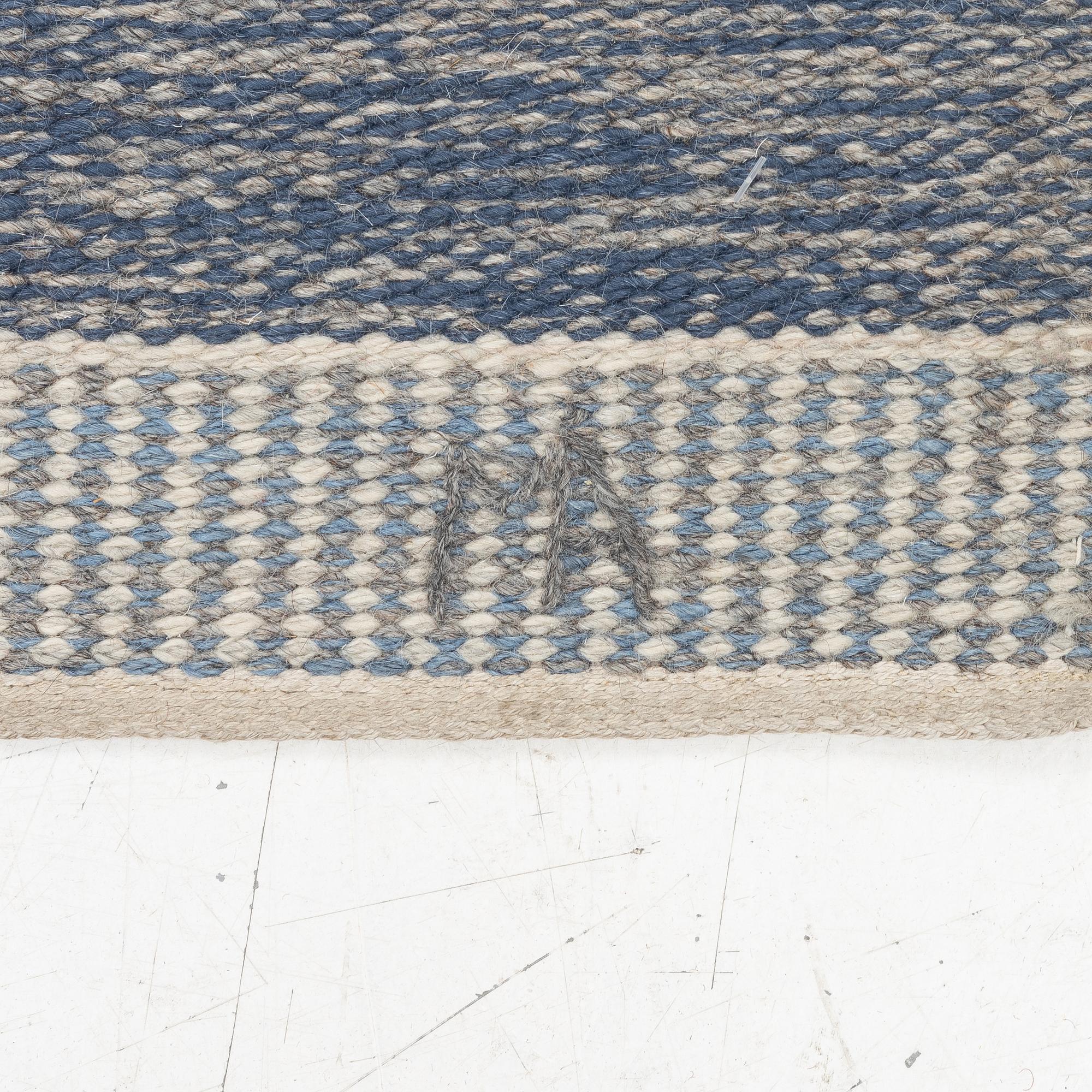 Margareta Åkerberg, matta "Jämtön blå," rölakan, ca 203 x 142 cm,  signerad GHV AB MÅ.