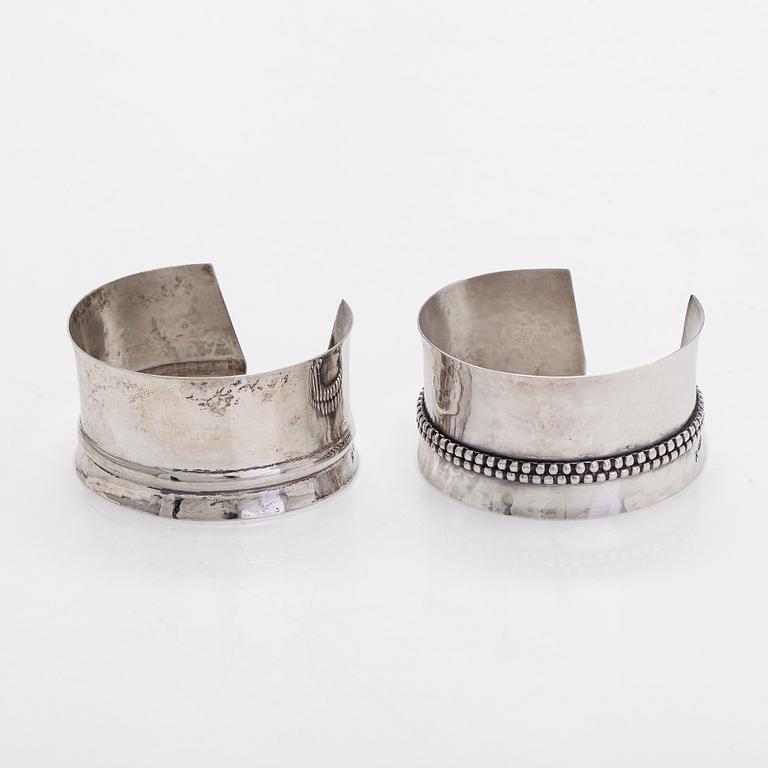 Mauno Honkanen, armband, 2 st, silver, A. Tillander, Helsingfors 1964.