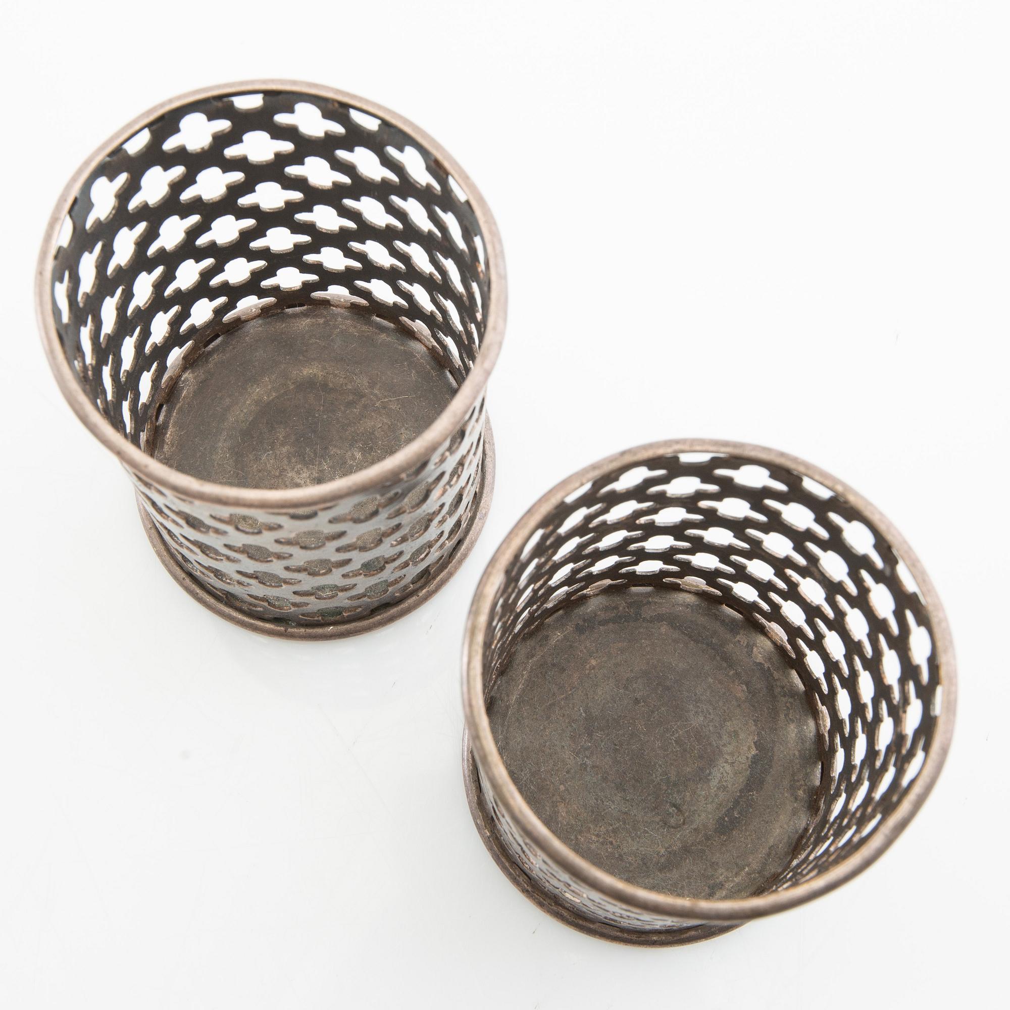 Firma Svenskt Tenn, flaskställ ett par av vitmetall modell nr 2562, samt fat av tenn, Stockholm 1900-talets andra hälft.