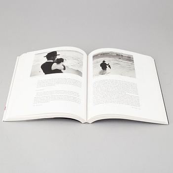 Tiofoto, 2 böcker samt 4 kataloger, några med dedikation.