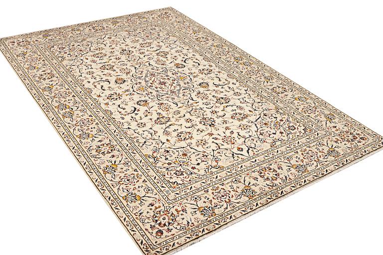 A Kashan carpet, a. 292 x 195 cm.