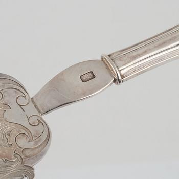 Serving cutlery, 2 pieces, mark of Gustaf Möllenborg, Stockholm 1831 and Hans Georg Vogt & Söner, Kristianstad, 1855.