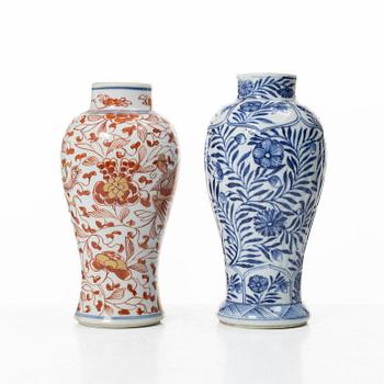 Vaser, tre stycken, porslin. Qingdynastin, 1700-tal.