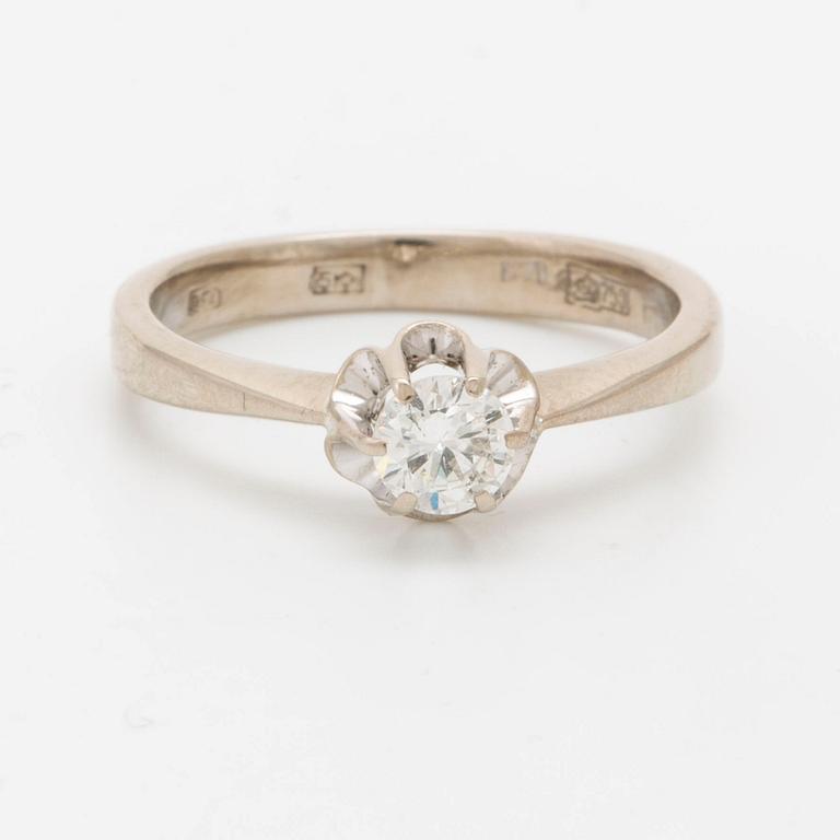 Ring 18K whitegold, 1 brilliant-cut diamond approx 0,35 ct, size 54, total weight 3,8 g.