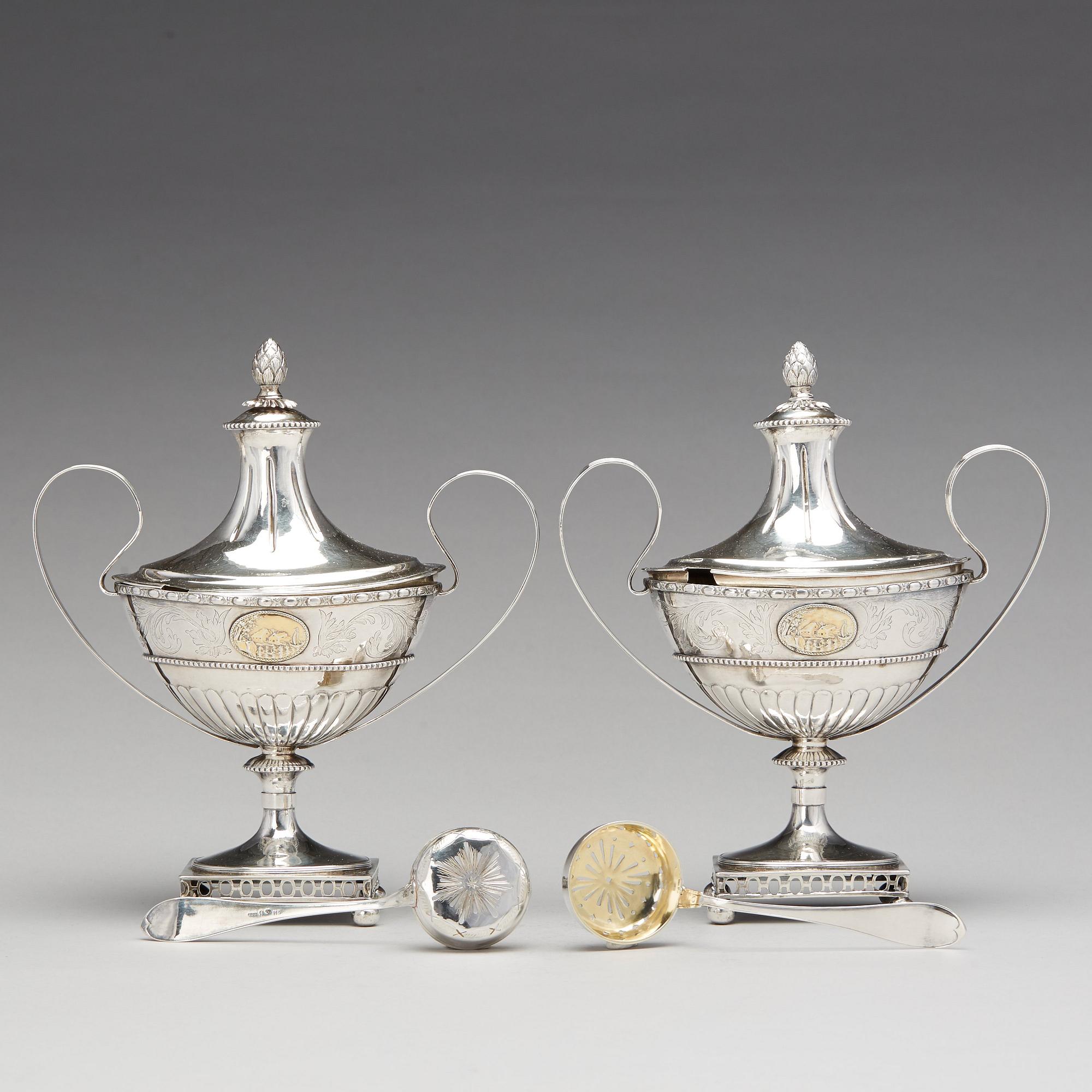Hans Lyberg, sockerskålar med lock, ett par, silver, Borås 1805. Sengustavianska.