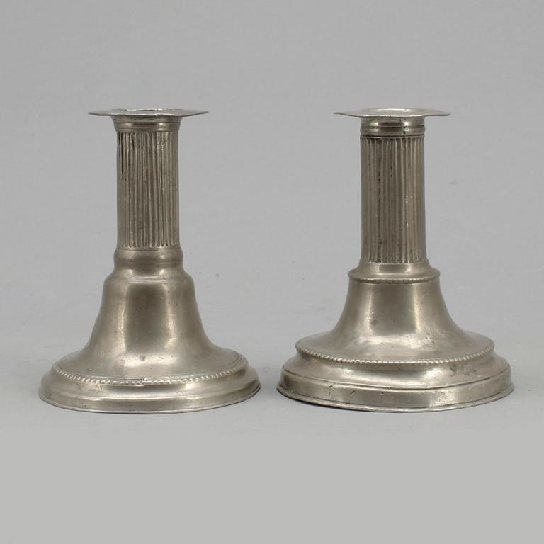 LJUSSTAKAR, 2 st snarlika, tenn, 1700/1800-tal.