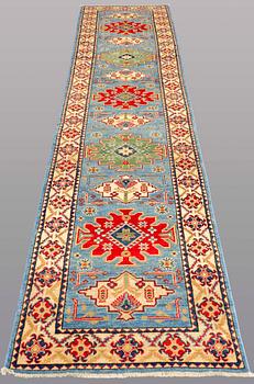 GALLERIMATTA, Kazak design, ca 392 x 81 cm.