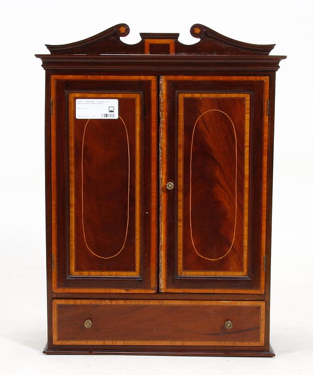 VÄGGSKÅP, engelsk stil, 1900-talets första hälft.