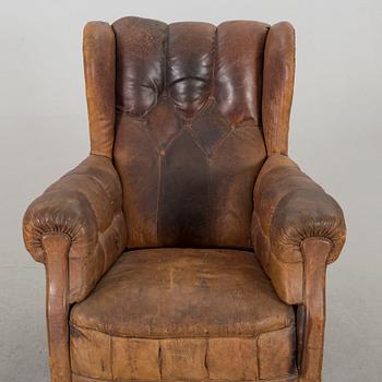 AN LEATHER EASY CHAIR FIRST HALF OF 20TH CENTURY,