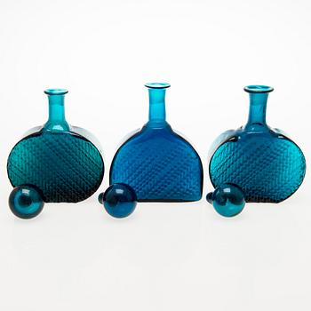 NANNY STILL, "Flindari" karaffer, 3 st, Riihimäen Lasi Oy 1960-tal.