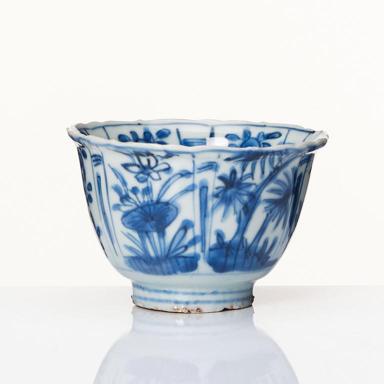 A blue and white kraak cup, Ming dynasty, Wanli (1572-1620).