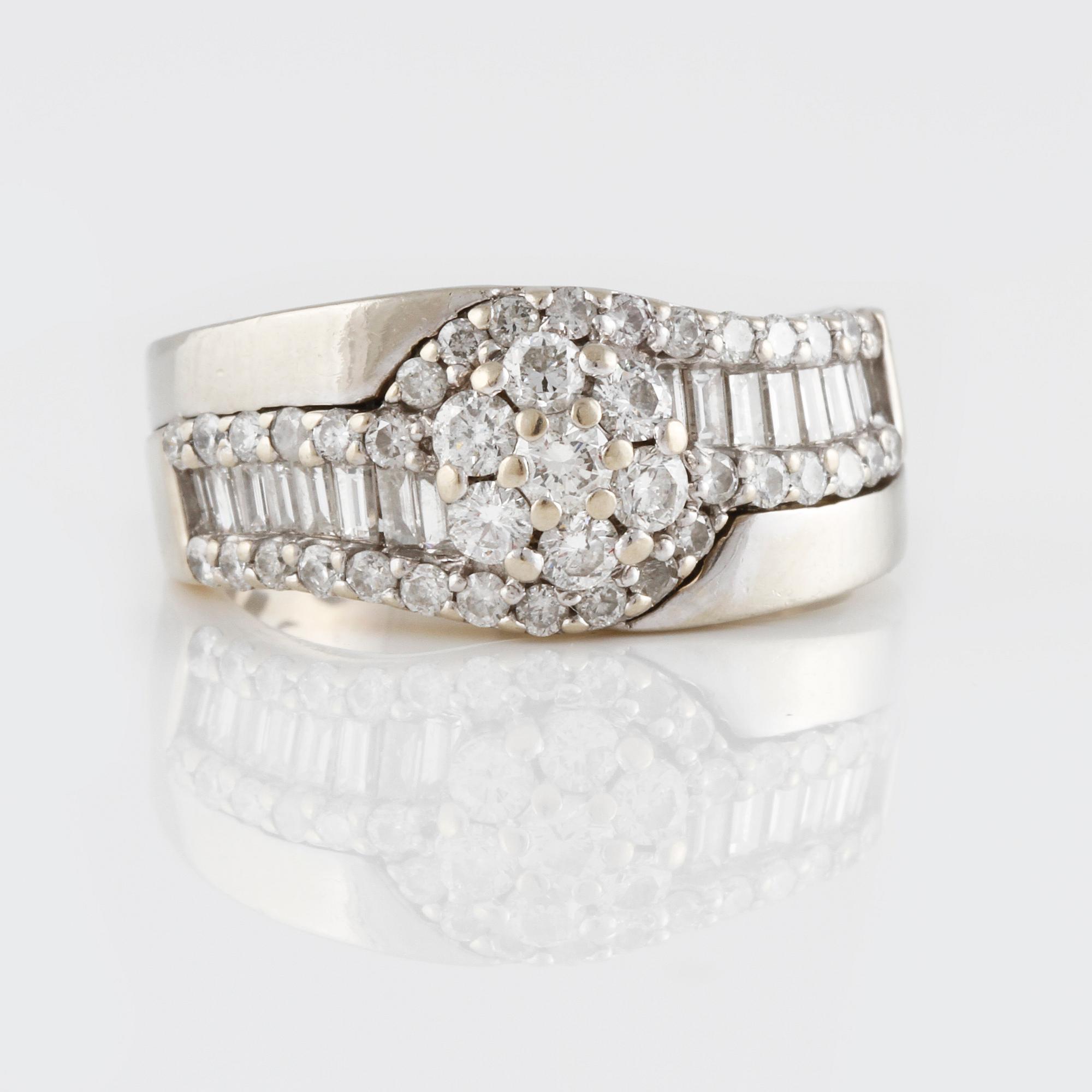 RING, 14K guld med briljant och baguettslipade diamanter ca 1.00 ct. Vikt 6,3 gram.