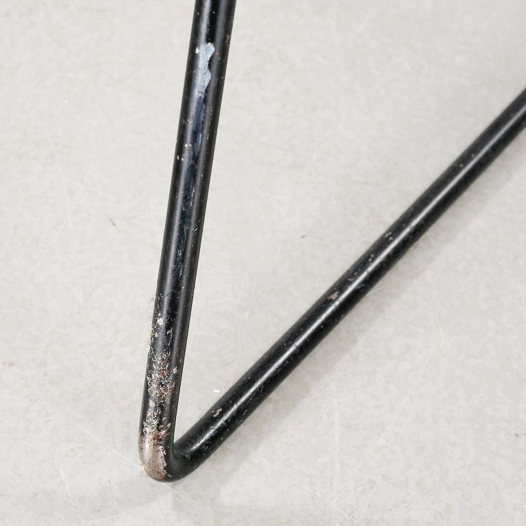 A chair by Harry Bertoia, model "Diamond Chair", third quarter of the 20th century.