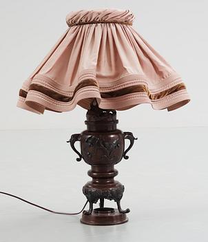 BORDSLAMPA, brons, Kina 1900-tal.