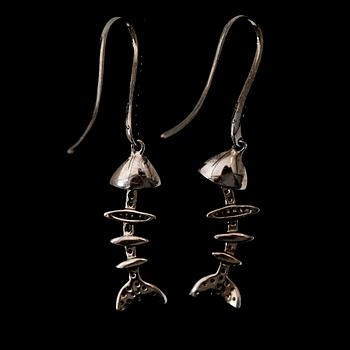 ÖRHÄNGEN, 1 par, 18K mörkrodierat vitguld, rubiner och diamanter.