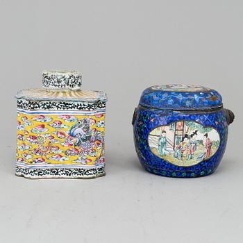 Two Chinese tea caddies with cover, enamel on copper, Qing dynasty, 19th Century.