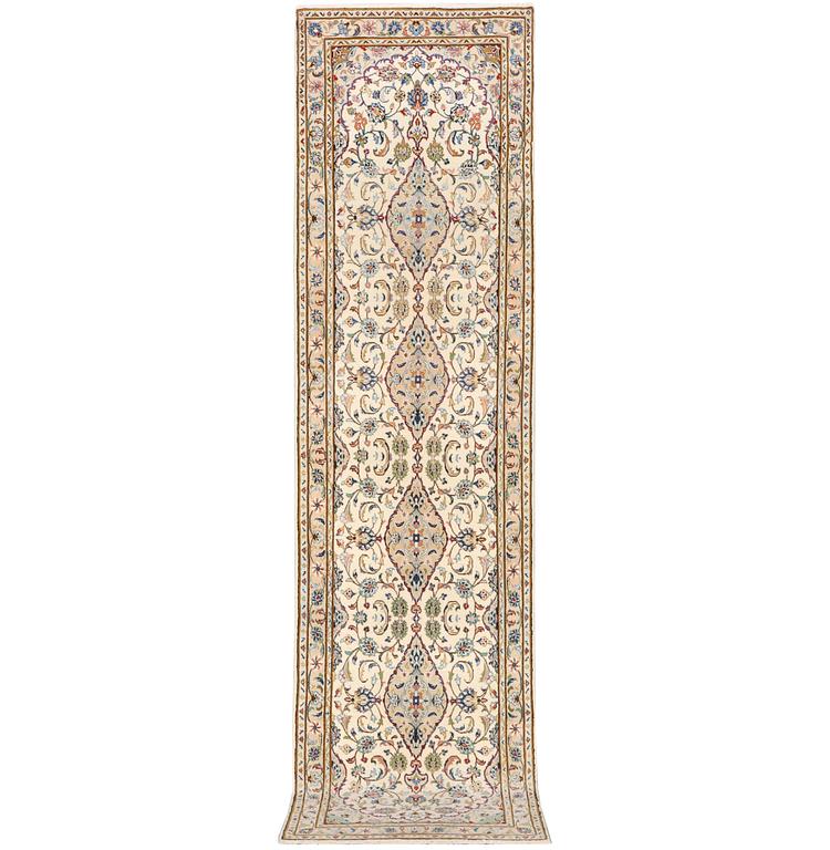 A Kashan runner carpet, c. 344 x 81 cm.