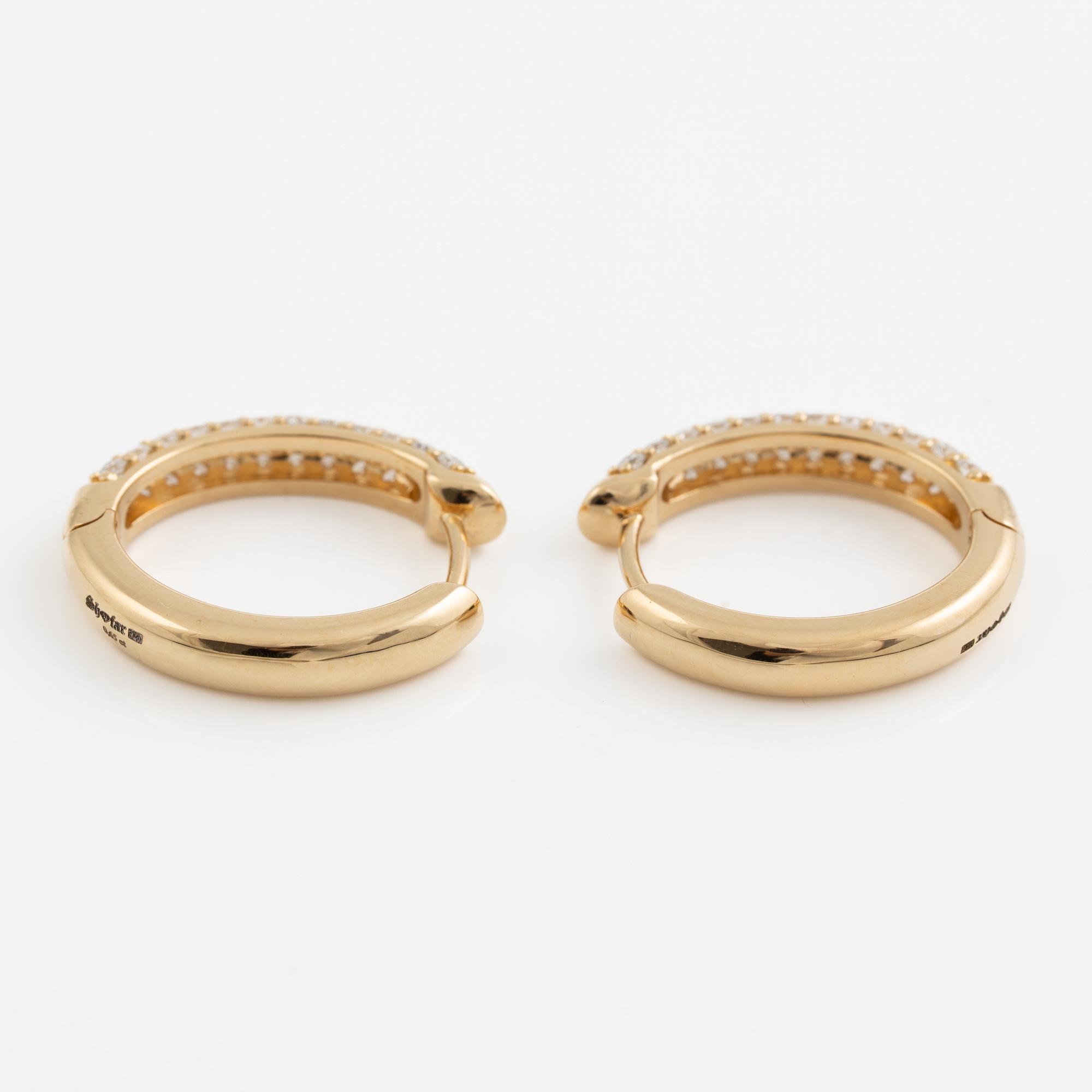 Hoop earrings in 18K gold set with brilliant-cut diamonds.