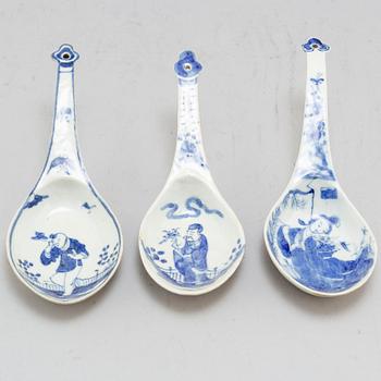 Three large blue and white spoons and a four tiered food bowl, Qing dynasty, late 19th century.