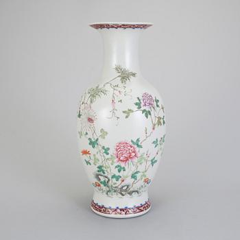 VAS, porslin, Kina, 1900-tal, fyra karaktärers märke.