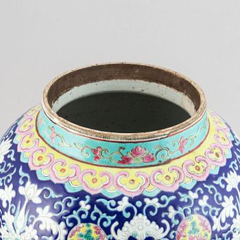 A large famille rose jar with cover, China, circa 1900.