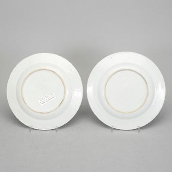 TALLRIKAR, 2 st, porslin, Kina, Qianlong (1736-95).