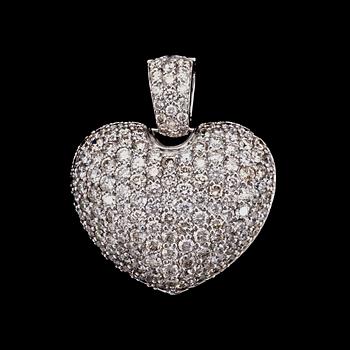 1014. A brilliant cut diamond heart pendant, tot. 3.08 cts.