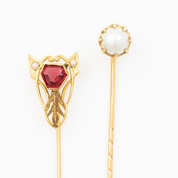 Shirt buttons, a pair and two cravat pins, 18K gold, with synthetic red stone and pearl.