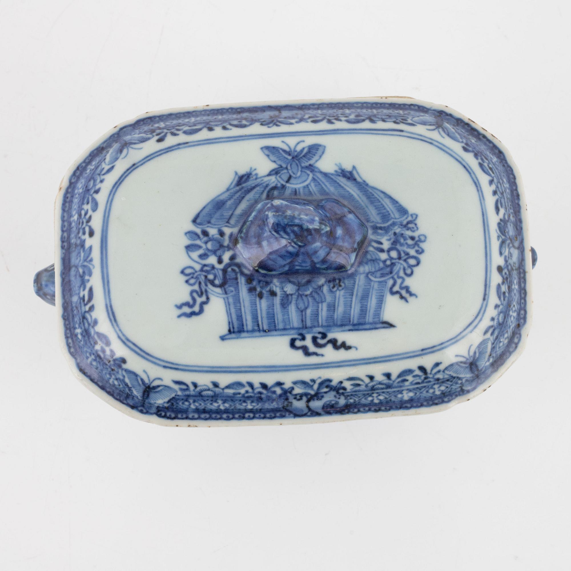 A blue and white tureen with cover, Qing dynasty, Qianlong (1736-95).