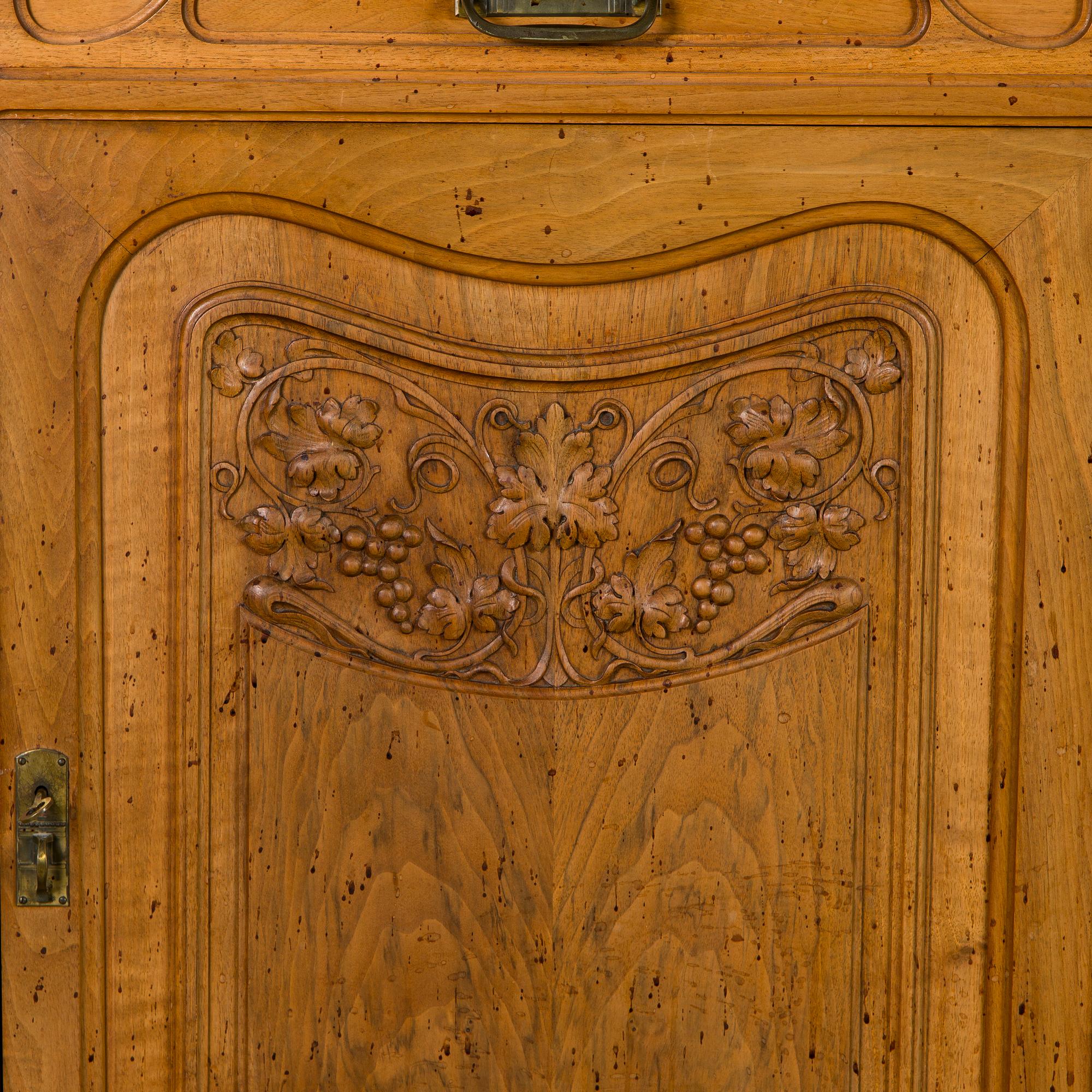 Vitrinskåp, tidigt 1900-tal.