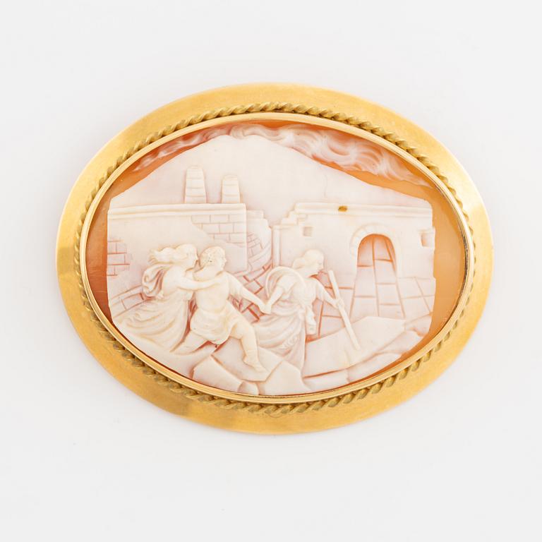 Gold and shell cameo brooch.