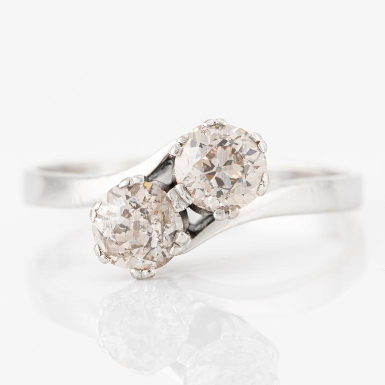 Ring, tvillingring, vitguld med två gammalslipade diamanter.