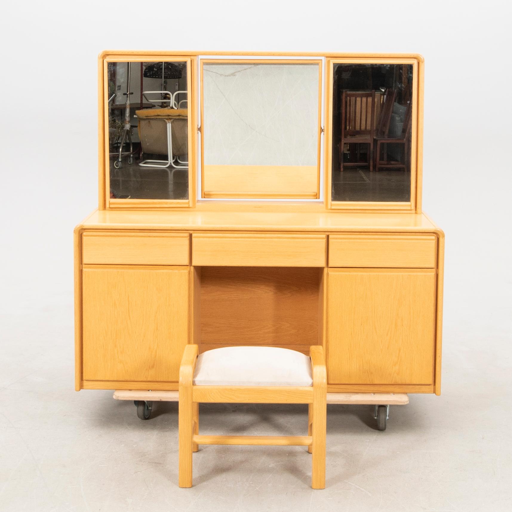 Bedroom furniture set, 4 pieces, late 20th century.