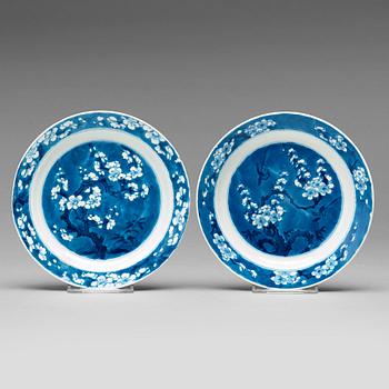 546. A pair of blue and white dishes, Qing dynasty, Kangxi (1662-1722).