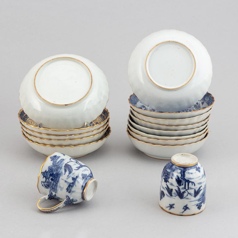 A group of 12 blue and white export porcelain cups with 13 saucers, Qing dynasty, Qianlong (1736-95).