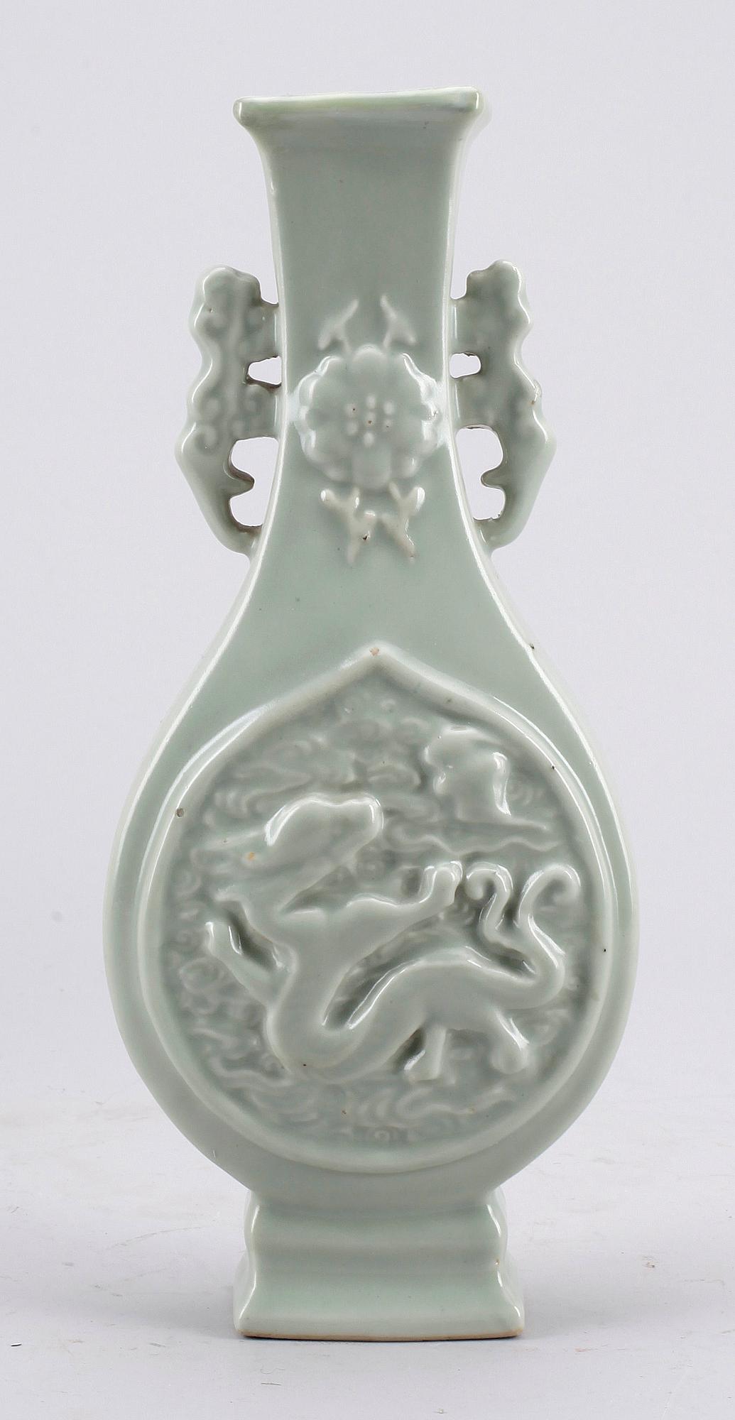 VAS, celadonglasyr, porslin, Kina, omkring 1900.