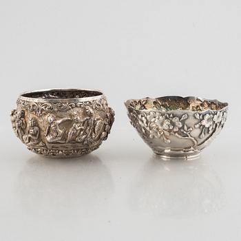 Skål s.k. thabeik, låghelitigt silver, Burma, 1900-talets första hälft.