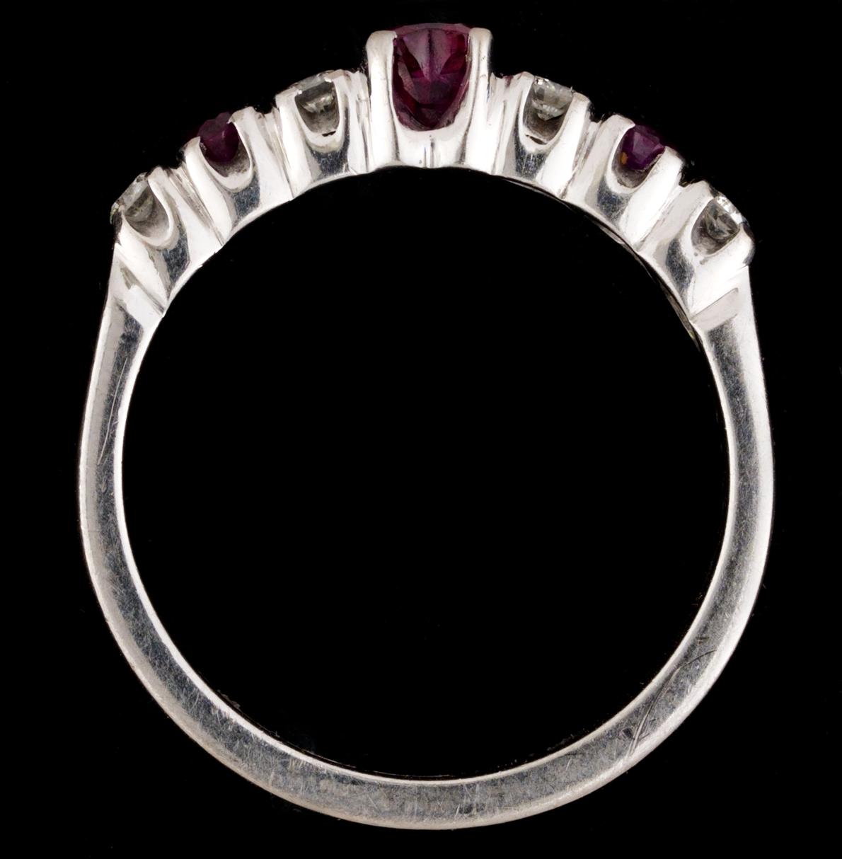RING med rubiner och diamanter.