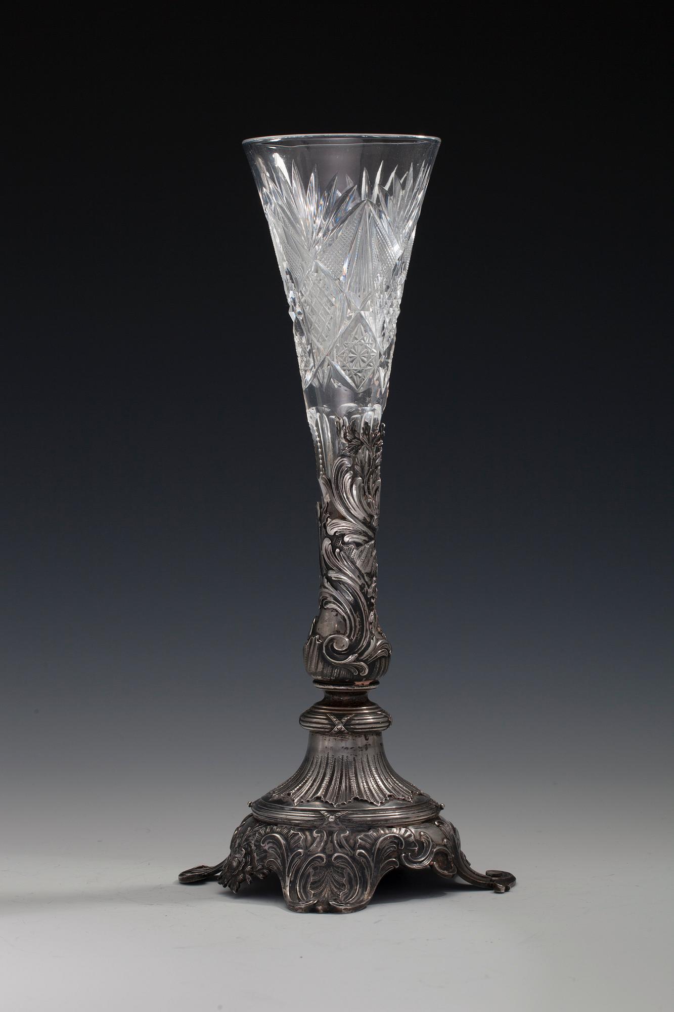 VAASI, 84 hopeaa, hiottua kristallia. Fabergé Moskova 1899-1914. Tarkastusmestari Ivan Lebedkin. Korkeus 36 cm.