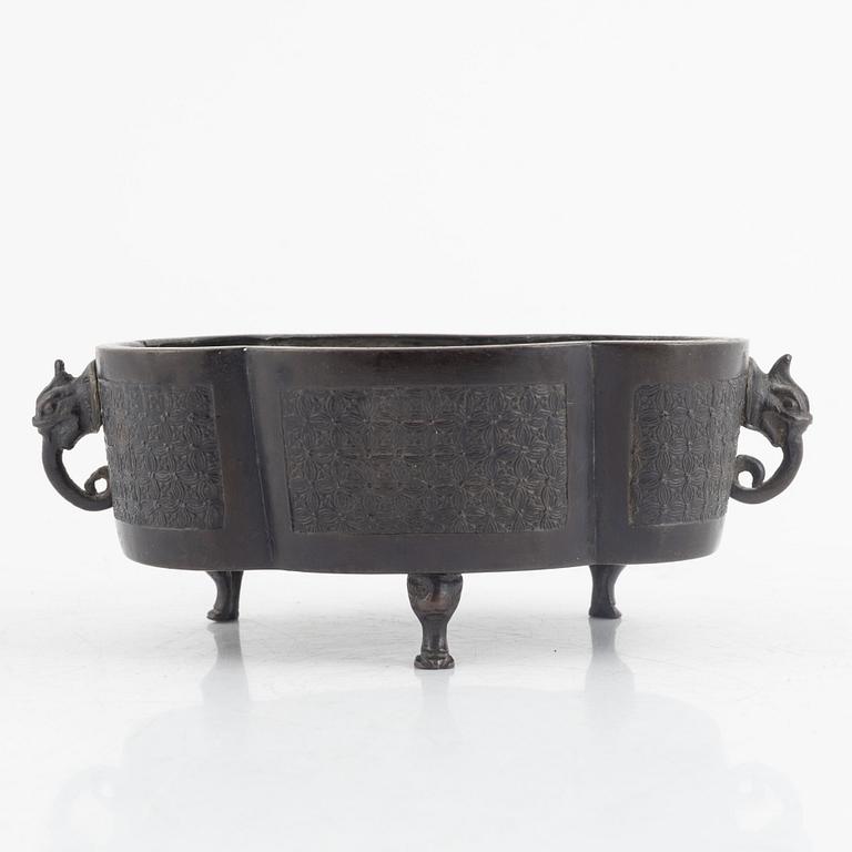 A bronze incense burner, China, Qingdynasty, 19th century.