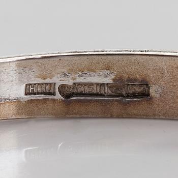 Rannekoruja, 2 kpl, sekä rintaneula, hopeaa ja värikiviä. Suomi 1958-1965.