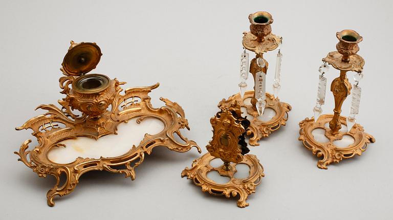 SKRIVSTÄLL, 4 delar, mässing samt alabaster, rokokostil, sent 1800-tal.