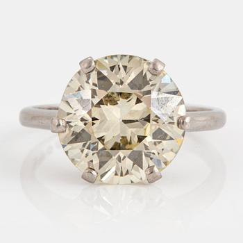 1095. A platinum ring set with an old-cut diamond weight ca 5.50 cts quality ca O/R vs.