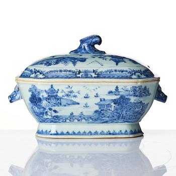 A blue and white export porcelain tureen with cover, Qing dynasty, Qianlong (1736-95).