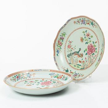 Två skålfat, kompaniporslin, Kina, Qingdynastin, Qianlong (1736-95).