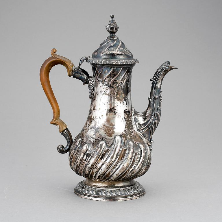 KAFFEKANNA, silver, troligen John Booth, London, England, 1800-talets första hälft. Vikt ca 889 gram.