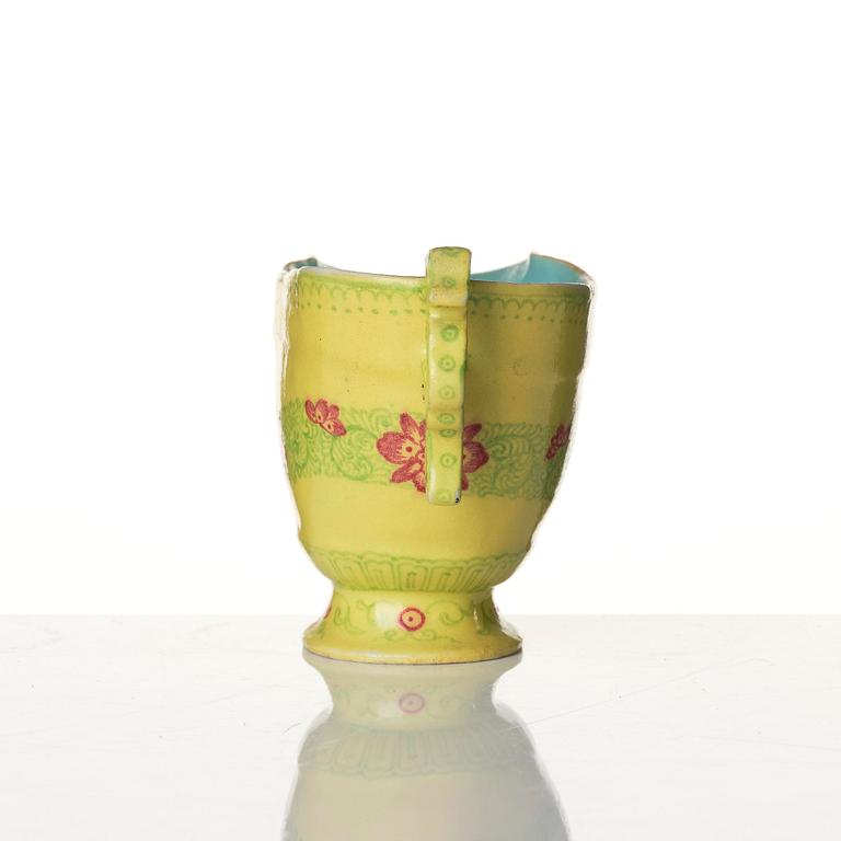 Koppar, två stycken, keramik samt kanna, porslin. Qing dynastin, 1800-tal.